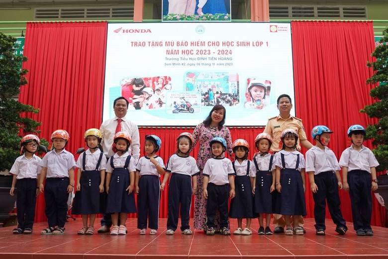 HEAD Sơn Minh trao mũ bảo hiểm cho học sinh trường tiểu học Đinh Tiên Hoàng - Ảnh 2. HEAD Sơn Minh trao mũ bảo hiểm cho học sinh trường tiểu học Đinh Tiên Hoàng - Ảnh 2.