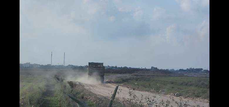 &ldquo;Binh đo&agrave;n&rdquo; xe nghi qu&aacute; tải nườm nượp ra v&agrave;o b&atilde;i s&ocirc;ng, quần thảo đường đ&ecirc; ở Nam Định - Ảnh 4.