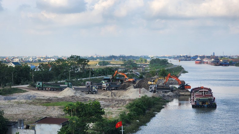 &ldquo;Binh đo&agrave;n&rdquo; xe nghi qu&aacute; tải nườm nượp ra v&agrave;o b&atilde;i s&ocirc;ng, quần thảo đường đ&ecirc; ở Nam Định - Ảnh 1.