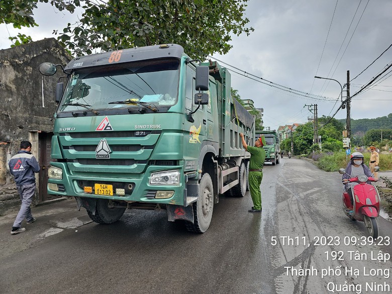 Quảng Ninh v&agrave;o cuộc vụ xe &ldquo;hổ vồ&rdquo; nườm nượp chạy tr&ecirc;n đường d&acirc;n cư - Ảnh 1.