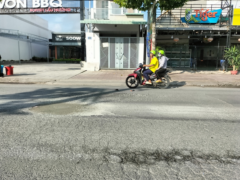 Bạc Li&ecirc;u: Đường nội &ocirc; hỏng nặng sau mưa, tai nạn chực chờ - Ảnh 1.