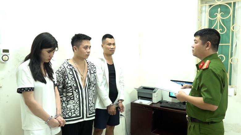 Công an Hưng Yên phát hiện số ma túy lớn chưa từng có ẩn trong "nước vui, ke kim tuyến" - Ảnh 1. Công an Hưng Yên phát hiện số ma túy lớn chưa từng có ẩn trong "nước vui, ke kim tuyến" - Ảnh 1.