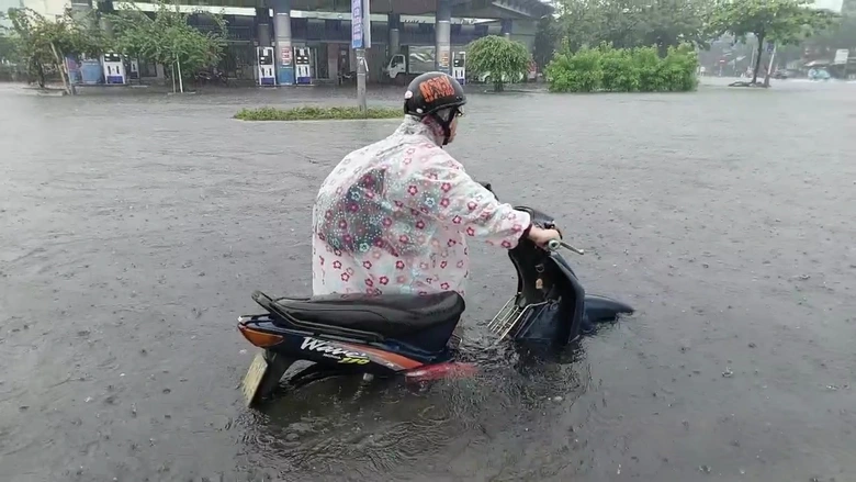 Đường phố Đà Nẵng lại ngập sau mưa lớn, ô tô, xe máy bì bõm lội nước - Ảnh 5. Đường phố Đà Nẵng lại ngập sau mưa lớn, ô tô, xe máy bì bõm lội nước - Ảnh 5.