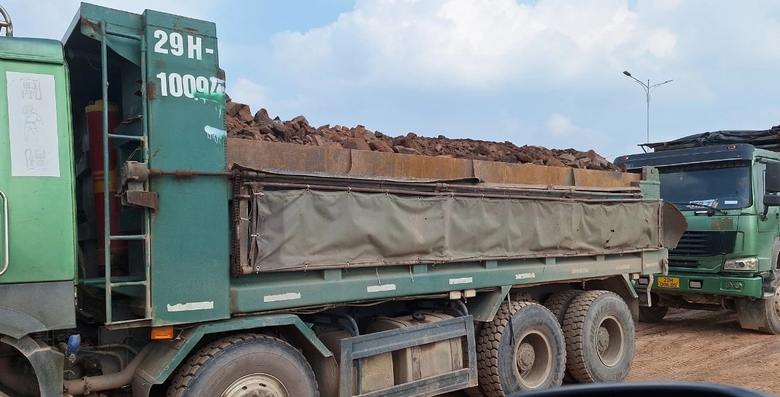 D&ugrave;ng bạt c&aacute;nh để cơi th&agrave;nh th&ugrave;ng, chở đất c&oacute; ngọn đến cụm c&ocirc;ng nghiệp tại Th&aacute;i Nguy&ecirc;n - Ảnh 2.