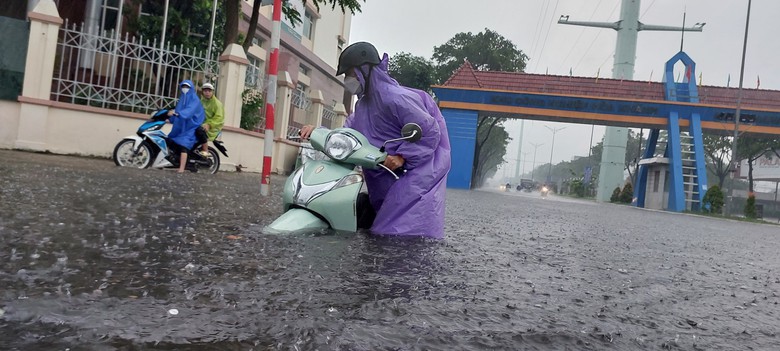 Đường phố Đà Nẵng lại ngập sau mưa lớn, ô tô, xe máy bì bõm lội nước - Ảnh 1. Đường phố Đà Nẵng lại ngập sau mưa lớn, ô tô, xe máy bì bõm lội nước - Ảnh 1.