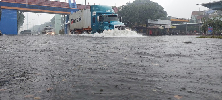 Đường phố Đà Nẵng lại ngập sau mưa lớn, ô tô, xe máy bì bõm lội nước - Ảnh 2. Đường phố Đà Nẵng lại ngập sau mưa lớn, ô tô, xe máy bì bõm lội nước - Ảnh 2.