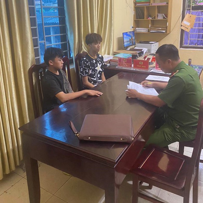 Bắt quả tang hai đối tượng trộm cắp t&agrave;i sản của t&agrave;i xế &ocirc; t&ocirc; ngủ vệ đường - Ảnh 1.