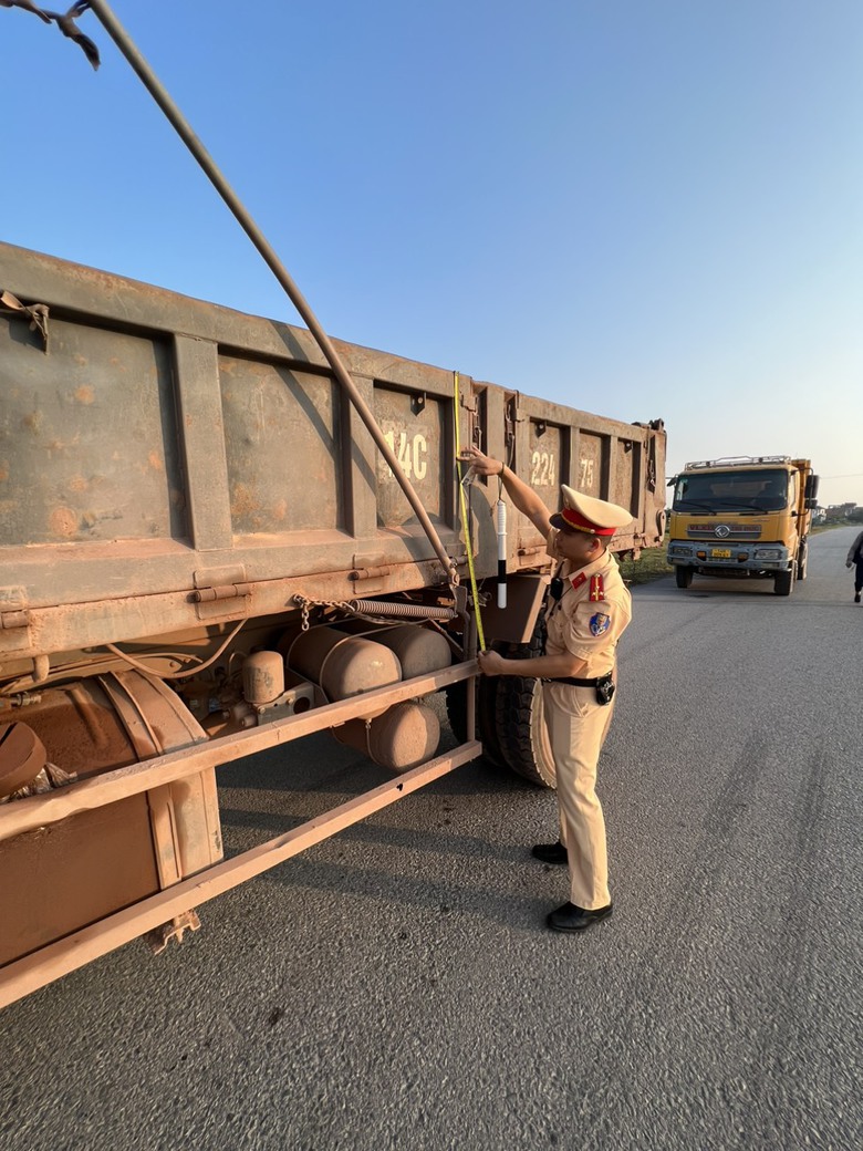 Xử nghiêm xe cơ nới thành thùng, quá tải, đẩy lùi TNGT nơi thành phố vùng biên Quảng Ninh - Ảnh 1. Xử nghiêm xe cơ nới thành thùng, quá tải, đẩy lùi TNGT nơi thành phố vùng biên Quảng Ninh - Ảnh 1.