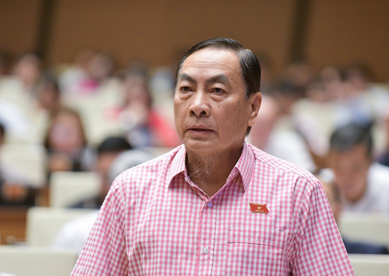 Bộ trưởng GD-ĐT n&oacute;i g&igrave; về hiện tượng "mỗi năm đến trường phụ huynh man m&aacute;c buồn" v&igrave; SGK? - Ảnh 1.
