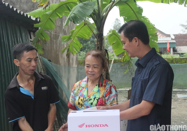 L&atilde;nh đạo tỉnh H&agrave; Tĩnh thăm hỏi gia đ&igrave;nh c&oacute; nạn nh&acirc;n tử vong v&igrave; TNGT - Ảnh 1.