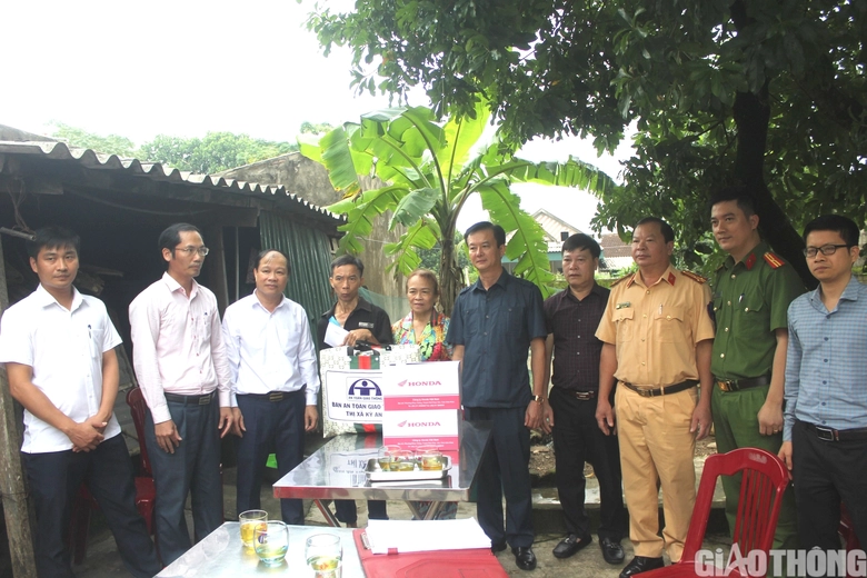 L&atilde;nh đạo tỉnh H&agrave; Tĩnh thăm hỏi gia đ&igrave;nh c&oacute; nạn nh&acirc;n tử vong v&igrave; TNGT - Ảnh 2.