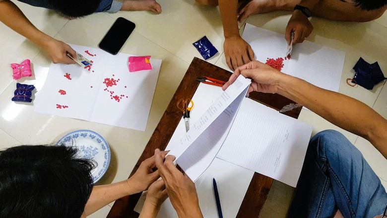 Cảnh sát ập vào kiểm tra căn nhà trên đường Hoài Thanh, thu giữ hơn 2.300 viên hồng phiến - Ảnh 2. Cảnh sát ập vào kiểm tra căn nhà trên đường Hoài Thanh, thu giữ hơn 2.300 viên hồng phiến - Ảnh 2.