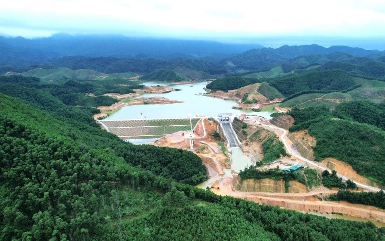 Xẻ n&uacute;i, mở đường l&agrave;m hồ chứa nước lớn dưới ch&acirc;n n&uacute;i Thi&ecirc;n Sơn