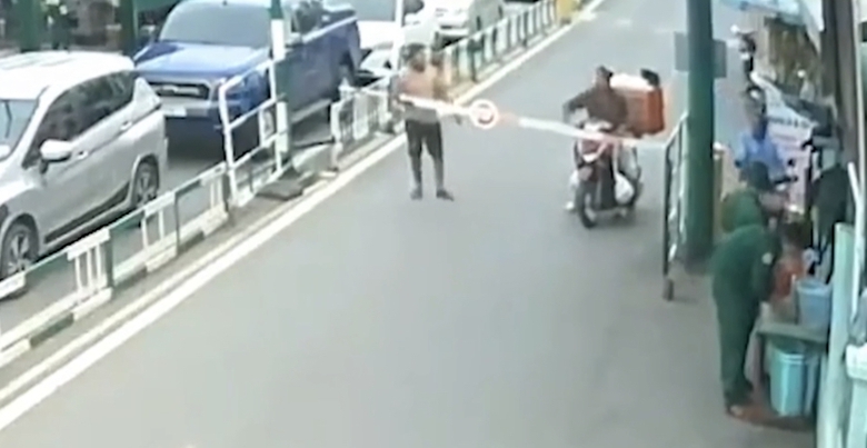 Hai người đ&agrave;n &ocirc;ng xe m&aacute;y ngược chiều v&agrave;o ph&agrave; C&aacute;t L&aacute;i rồi đ&aacute;nh lu&ocirc;n nh&acirc;n vi&ecirc;n ph&agrave; - Ảnh 1.