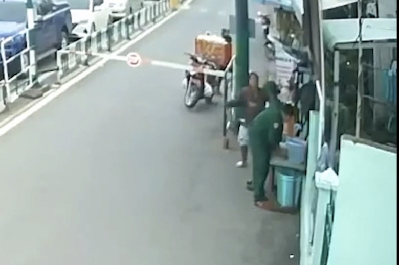 Hai người đ&agrave;n &ocirc;ng xe m&aacute;y ngược chiều v&agrave;o ph&agrave; C&aacute;t L&aacute;i rồi đ&aacute;nh lu&ocirc;n nh&acirc;n vi&ecirc;n ph&agrave; - Ảnh 2.