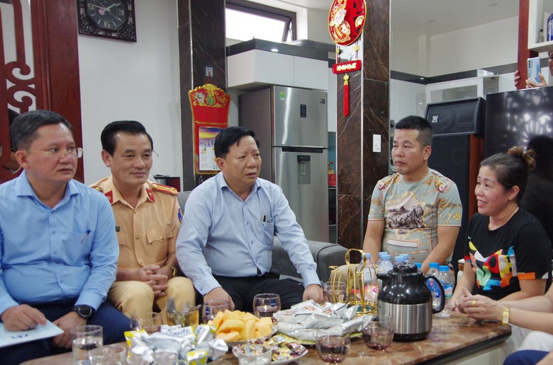 Ban ATGT TP.Hải Ph&ograve;ng thăm hỏi c&aacute;c gia đ&igrave;nh nạn nh&acirc;n bị TNGT - Ảnh 1.