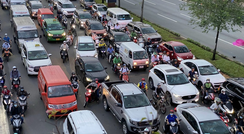 Cửa ng&otilde; s&acirc;n bay T&acirc;n Sơn Nhất &ugrave;n tắc nghi&ecirc;m trọng sau vụ TNGT chết người  - Ảnh 2.