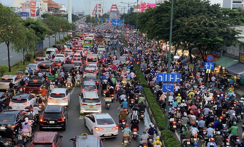 Cửa ng&otilde; s&acirc;n bay T&acirc;n Sơn Nhất &ugrave;n tắc nghi&ecirc;m trọng sau vụ TNGT chết người  - Ảnh 3.