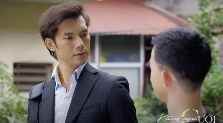 Phong bất ngờ thay đổi style từ năng động trẻ trung sang tổng tài, lịch lãm. Phong bất ngờ thay đổi style từ năng động trẻ trung sang tổng tài, lịch lãm.