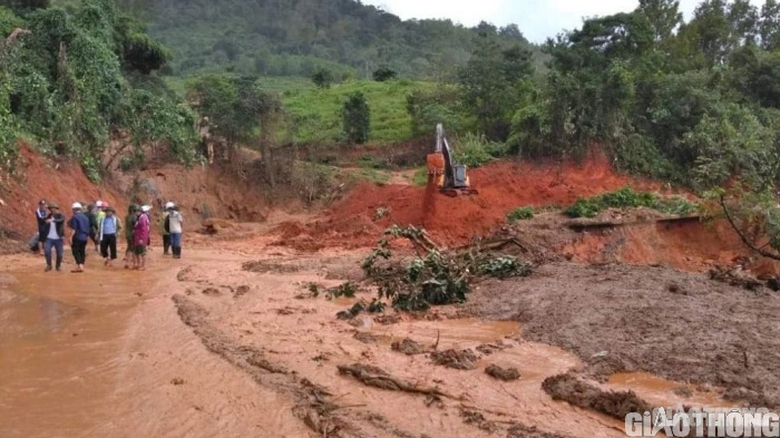 Ứng ph&oacute; "4 tại chỗ" - ch&igrave;a kh&oacute;a giữ th&ocirc;ng đường của người l&agrave;m duy tu đường bộ m&ugrave;a mưa b&atilde;o - Ảnh 3.