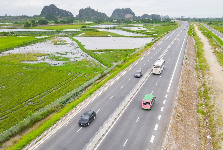 Một trong những điểm mới trong dự thảo Luật Đường bộ l&agrave; cho ph&eacute;p thu ph&iacute; xe đi tr&ecirc;n cao tốc do Nh&agrave; nước đầu tư để tạo nguồn ph&aacute;t triển hệ thống hạ tầng giao th&ocirc;ng (Trong ảnh: Cao tốc Bắc - Nam đoạn Mai Sơn - QL45) Ảnh: Tạ Hải