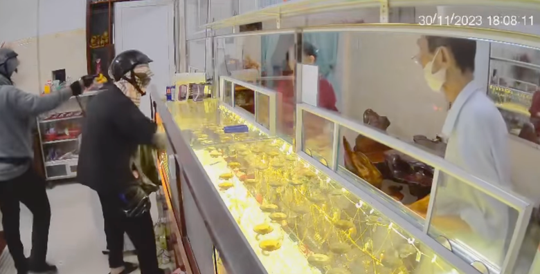 Giây phút đối mặt hai tên cướp có súng của chủ tiệm vàng ở Trà Vinh - Ảnh 3. Giây phút đối mặt hai tên cướp có súng của chủ tiệm vàng ở Trà Vinh - Ảnh 3.