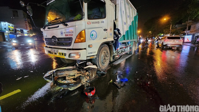 Va chạm li&ecirc;n ho&agrave;n với hai xe &ocirc; t&ocirc;, nam thanh ni&ecirc;n nhập viện cấp cứu - Ảnh 2.