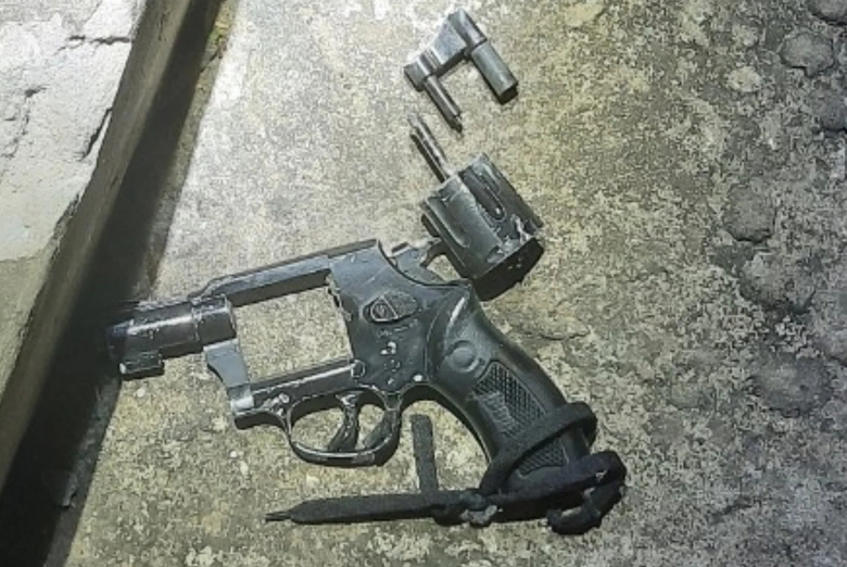 Giây phút đối mặt hai tên cướp có súng của chủ tiệm vàng ở Trà Vinh - Ảnh 4. Giây phút đối mặt hai tên cướp có súng của chủ tiệm vàng ở Trà Vinh - Ảnh 4.