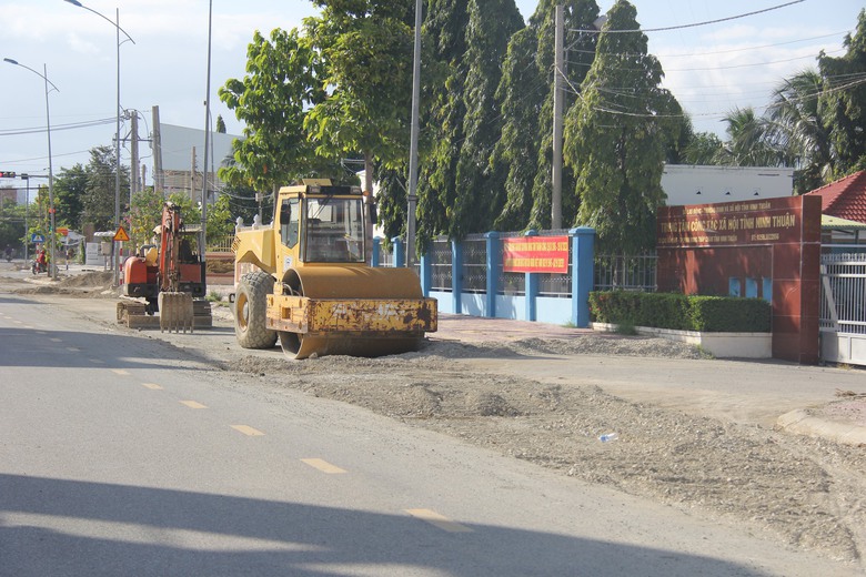 Ninh Thuận: Thi công ẩu trên các tuyến phố TP Phan Rang - Tháp Chàm - Ảnh 5. Ninh Thuận: Thi công ẩu trên các tuyến phố TP Phan Rang - Tháp Chàm - Ảnh 5.