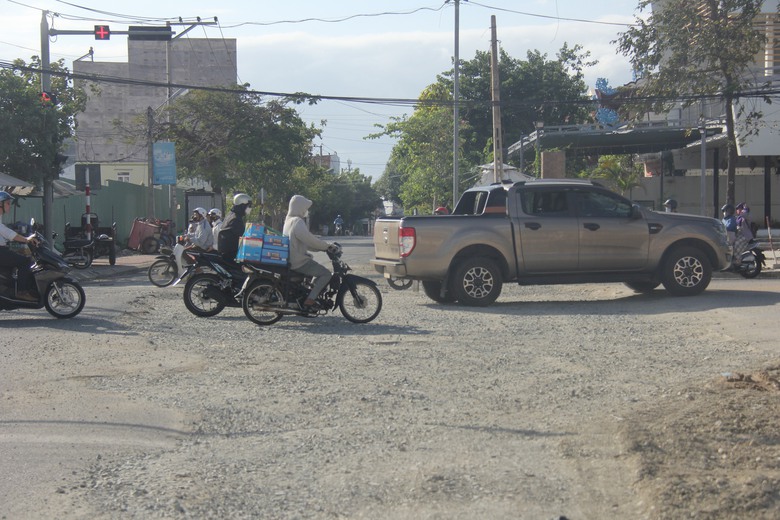 Ninh Thuận: Thi công ẩu trên các tuyến phố TP Phan Rang - Tháp Chàm - Ảnh 4. Ninh Thuận: Thi công ẩu trên các tuyến phố TP Phan Rang - Tháp Chàm - Ảnh 4.