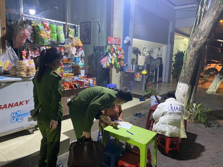 Kịp thời ngăn chặn l&ocirc; h&agrave;ng kẹo 7 m&agrave;u kh&ocirc;ng r&otilde; nguồn gốc ở L&agrave;o Cai - Ảnh 1.