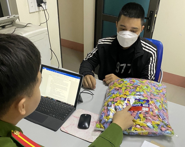 Kịp thời ngăn chặn l&ocirc; h&agrave;ng kẹo 7 m&agrave;u kh&ocirc;ng r&otilde; nguồn gốc ở L&agrave;o Cai - Ảnh 2.