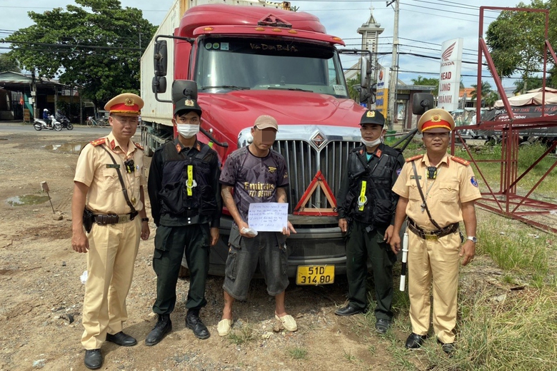 Phát hiện 1.350 tài xế có nồng độ cồn, ma túy trên QL1A và QL20 - Ảnh 1. Phát hiện 1.350 tài xế có nồng độ cồn, ma túy trên QL1A và QL20 - Ảnh 1.