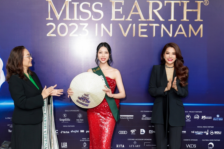 Người đẹp Miss Earth 2023 hào hứng khi đội nón lá Việt Nam - Ảnh 1. Người đẹp Miss Earth 2023 hào hứng khi đội nón lá Việt Nam - Ảnh 1.