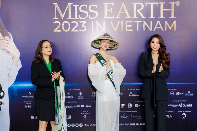 Người đẹp Miss Earth 2023 hào hứng khi đội nón lá Việt Nam - Ảnh 3. Người đẹp Miss Earth 2023 hào hứng khi đội nón lá Việt Nam - Ảnh 3.