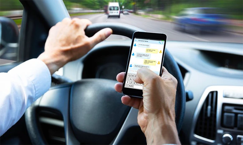 Nguy cơ tai nạn từ việc sử dụng điện thoại khi l&aacute;i xe - Ảnh 1.