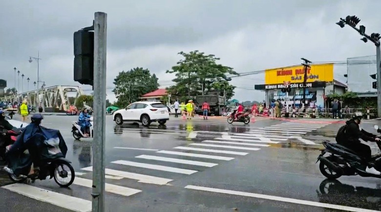 Tai nạn giữa &ocirc; t&ocirc; tải ben v&agrave; xe m&aacute;y ở Huế, vợ chết chồng bị thương - Ảnh 2.