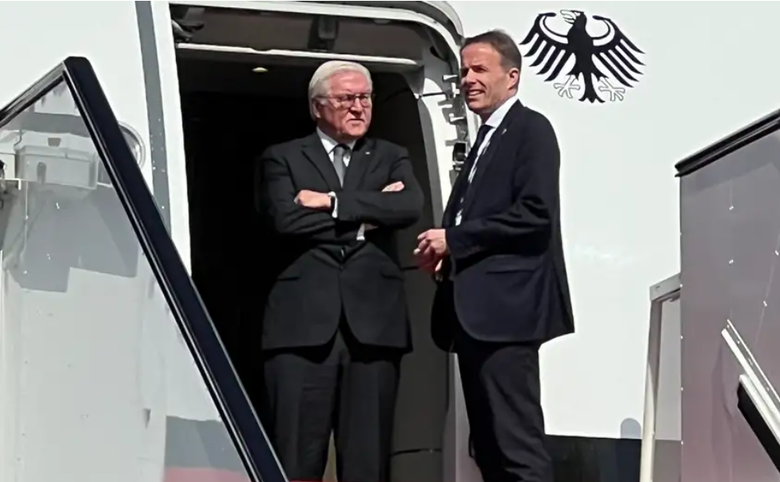 Vì sao Tổng thống Đức đến thăm Qatar phải đứng cửa máy bay, đợi gần 30 phút? - Ảnh 1. Vì sao Tổng thống Đức đến thăm Qatar phải đứng cửa máy bay, đợi gần 30 phút? - Ảnh 1.