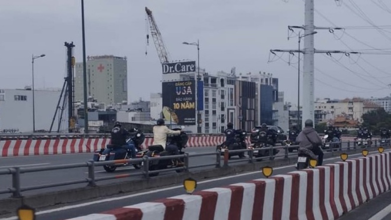TP.HCM: Truy t&igrave;m nh&oacute;m đi xe Harley đi v&agrave;o l&agrave;n &ocirc; t&ocirc; tr&ecirc;n cầu B&igrave;nh Lợi - Ảnh 1.