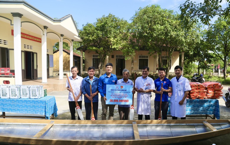 H&agrave;ng trăm người d&acirc;n v&ugrave;ng rốn lũ Thừa Thi&ecirc;n Huế được kh&aacute;m bệnh, cấp ph&aacute;t thuốc miễn ph&iacute; - Ảnh 2.