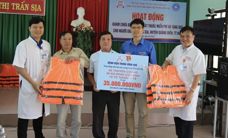 H&agrave;ng trăm người d&acirc;n v&ugrave;ng rốn lũ Thừa Thi&ecirc;n Huế được kh&aacute;m bệnh, cấp ph&aacute;t thuốc miễn ph&iacute; - Ảnh 3.