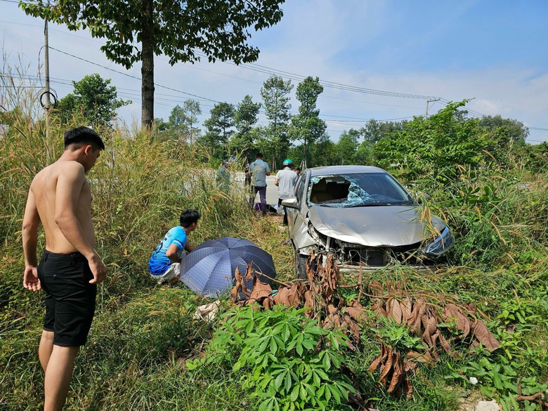 Xe ô tô tông 2 xe máy, 4 người bị thương - Ảnh 2. Xe ô tô tông 2 xe máy, 4 người bị thương - Ảnh 2.