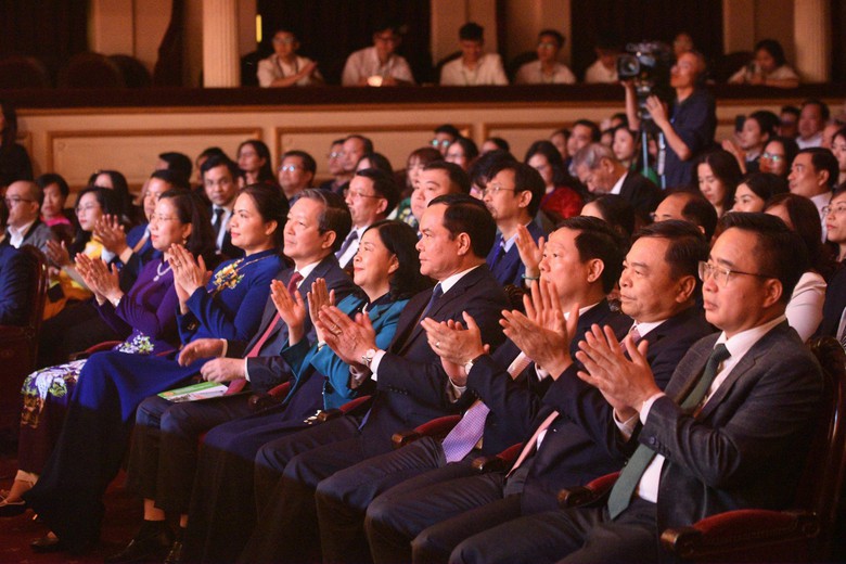 26 tác phẩm đạt giải báo chí viết về “nông nghiệp, nông dân, nông thôn Việt Nam” - Ảnh 3. 26 tác phẩm đạt giải báo chí viết về “nông nghiệp, nông dân, nông thôn Việt Nam” - Ảnh 3.