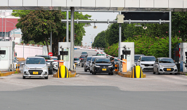 Gấp r&uacute;t thu ph&iacute; tự động k&eacute;o giảm &ugrave;n tắc s&acirc;n bay - Ảnh 2.