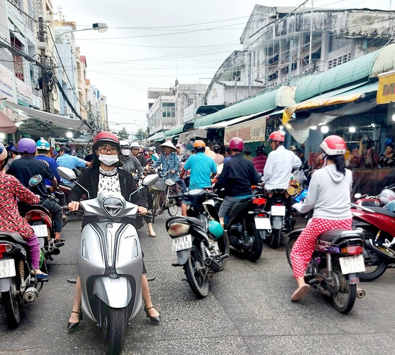 Khu chợ thường xuy&ecirc;n &aacute;ch tắc giao th&ocirc;ng nhưng lu&ocirc;n được b&aacute;o c&aacute;o rất th&ocirc;ng tho&aacute;ng - Ảnh 1.