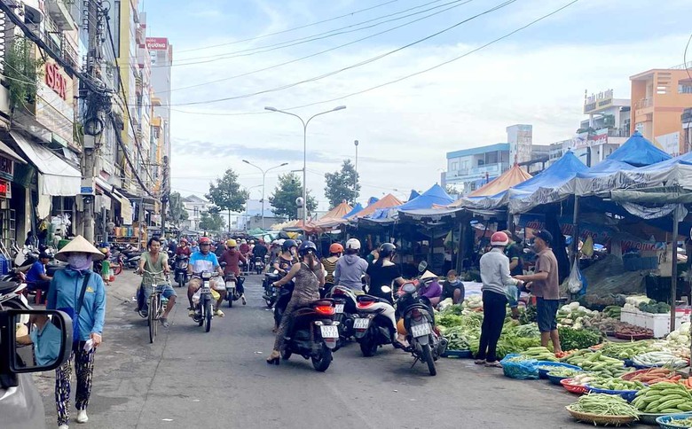 Khu chợ thường xuy&ecirc;n &aacute;ch tắc giao th&ocirc;ng nhưng lu&ocirc;n được b&aacute;o c&aacute;o rất th&ocirc;ng tho&aacute;ng - Ảnh 2.