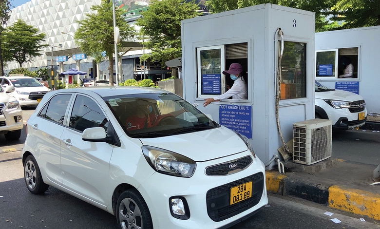 Gấp r&uacute;t thu ph&iacute; tự động k&eacute;o giảm &ugrave;n tắc s&acirc;n bay - Ảnh 1.