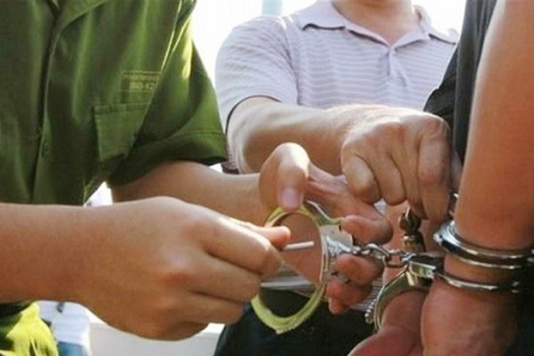 Nhận 10 triệu đồng của người d&acirc;n, một c&aacute;n bộ địa ch&iacute;nh x&atilde; bị bắt - Ảnh 1.