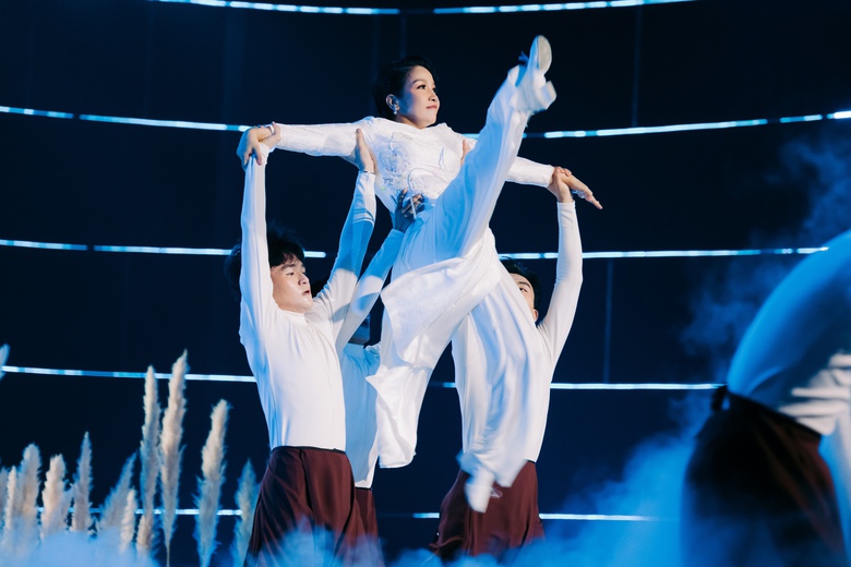 Hậu trường Chị đẹp đạp gi&oacute; rẽ s&oacute;ng 2023: "Chị ngả em n&acirc;ng" n&oacute;ng bỏng, gợi cảm - Ảnh 6.