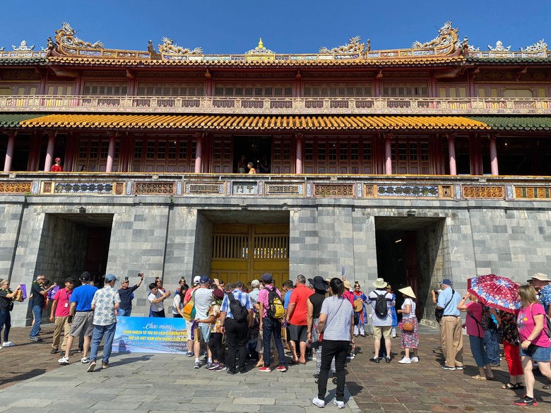 Du thuyền hạng sang trở lại cảng Ch&acirc;n M&acirc;y, đưa h&agrave;ng trăm du kh&aacute;ch tham quan Cố đ&ocirc; Huế - Ảnh 2.